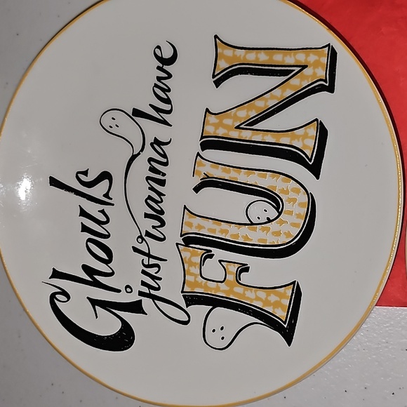 222 Fifth Ghouls just wanna have fun 4 Halloween Party plates VGUC - Picture 4 of 12